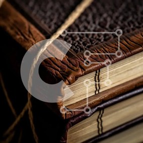 Intra Συλλεκτικό Ξύλινο Παζλ Plywood  4mm - Κοντινό πλάνο ενός δερματόδετου βιβλίου Σε Ξύλινο Κουτί - Διαστάσεις: 10x10 cm – 25 κομμάτια