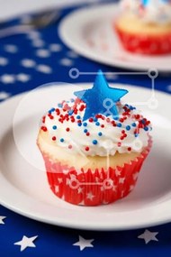 Intra Συλλεκτικό Ξύλινο Παζλ Plywood  4mm - Cupcake 4ης Ιουλίου με διακόσμηση αμερικανικής σημαίας Σε Ξύλινο Κουτί - Διαστάσεις: 10x10 cm – 25 κομμάτια