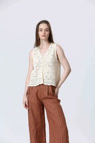 Αμάνικη μπλούζα με κουμπιά από δαντέλα