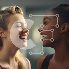 Intra Συλλεκτικό Ξύλινο Παζλ Plywood 4mm - Δύο γυναίκες που μοιράζονται μια χαρούμενη στιγμή Σε Ξύλινο Κουτί - Διαστάσεις Puzzle: 10x10 cm – 25 κομμάτια