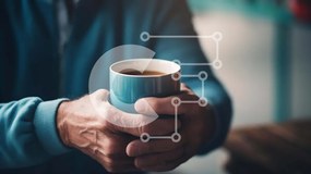 Intra Συλλεκτικό Ξύλινο Παζλ Plywood 4mm - Άτομο που κρατά ένα φλιτζάνι καφέ Σε Ξύλινο Κουτί - Διαστάσεις Puzzle: 10x10 cm – 25 κομμάτια