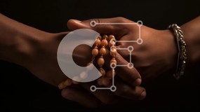 Intra Συλλεκτικό Ξύλινο Παζλ Plywood  4mm - Πλεγμένα χέρια με χάντρες προσευχής Σε Ξύλινο Κουτί - Διαστάσεις Puzzle: 10x10 cm – 25 κομμάτια