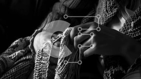 Intra Συλλεκτικό Ξύλινο Παζλ Plywood 4mm - Πρόσωπο που πλέκει στον καναπέ Σε Ξύλινο Κουτί - Διαστάσεις Puzzle: 10x10 cm – 25 κομμάτια