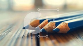 Intra Συλλεκτικό Ξύλινο Παζλ Plywood  4mm - Τρία μπλε μολύβια σε ξύλινο τραπέζι Σε Ξύλινο Κουτί - Διαστάσεις: 10x10 cm – 25 κομμάτια