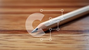 Intra Συλλεκτικό Ξύλινο Παζλ Plywood  4mm - Μονό μολύβι σε ημιτελές ξύλινο τραπέζι Σε Ξύλινο Κουτί - Διαστάσεις: 10x10 cm – 25 κομμάτια