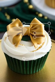 Intra Συλλεκτικό Ξύλινο Παζλ Plywood  4mm - Κομψό χρυσό cupcake με φιόγκο στο πιάτο Σε Ξύλινο Κουτί - Διαστάσεις: 10x10 cm – 25 κομμάτια