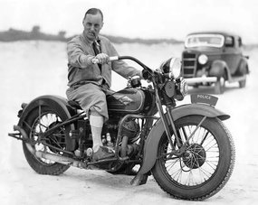 Φωτογραφία Malcolm Campbell On A Harley