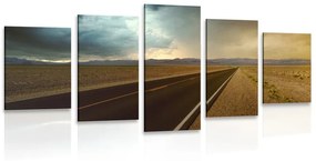 Δρόμος με εικόνα 5 τμημάτων στη μέση της ερήμου