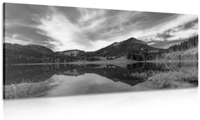 Εικόνα της λίμνης κάτω από τους λόφους σε ασπρόμαυρο