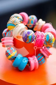 Intra Συλλεκτικό Ξύλινο Παζλ Plywood  4mm - Πολύχρωμο βραχιόλι και χάντρες σε πορτοκαλί τραπέζι Σε Ξύλινο Κουτί - Διαστάσεις Puzzle: 10x10 cm – 25 κομμάτια