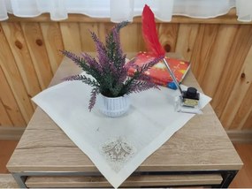 Stewehome Διακοσμητικό τραπεζιού με λευκή ψάθινη γλάστρα και φυσική υφή λεβάντας