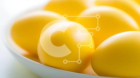 Σετ των 2 Intra Συλλεκτικό Ξύλινο Παζλ Plywood 4mm - Φρέσκα κίτρινα αυγά σε ένα άσπρο μπολ Σε Ξύλινο Κουτί - Διαστάσεις: 10x10 cm – 25 κομμάτια