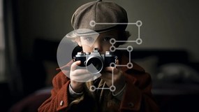 Intra Συλλεκτικό Ξύλινο Παζλ Plywood 4mm - Κομψό νεαρό αγόρι με vintage κάμερα και καπέλο Fedora Σε Ξύλινο Κουτί - Διαστάσεις Puzzle: 10x10 cm – 25 κομμάτια