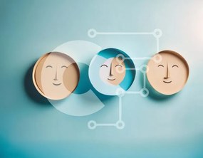 Intra Συλλεκτικό Ξύλινο Παζλ Plywood 4mm - Χάρτινα πιάτα με πρόσωπα κομμένα σε μπλε τοίχο Σε Ξύλινο Κουτί - Διαστάσεις Puzzle: 10x10 cm – 25 κομμάτια