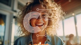 Intra Συλλεκτικό Ξύλινο Παζλ Plywood 4mm - Χαμογελαστή γυναίκα που κρατά τούρτα γενεθλίων Σε Ξύλινο Κουτί - Διαστάσεις Puzzle: 10x10 cm – 25 κομμάτια