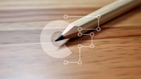 Intra Συλλεκτικό Ξύλινο Παζλ Plywood  4mm - Κοντινό πλάνο μολυβιού σε ξύλινο τραπέζι Σε Ξύλινο Κουτί - Διαστάσεις: 10x10 cm – 25 κομμάτια