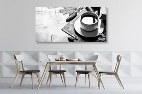 Εικόνα φλιτζάνι καφέ σε μια πινελιά φθινοπώρου σε ασπρόμαυρο