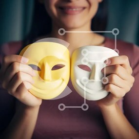 Intra Συλλεκτικό Ξύλινο Παζλ Plywood  4mm - Γυναίκα που κρατά πολύχρωμες μάσκες χαμόγελο Σε Ξύλινο Κουτί - Διαστάσεις Puzzle: 10x10 cm – 25 κομμάτια