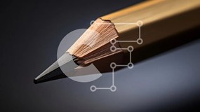 Intra Συλλεκτικό Ξύλινο Παζλ Plywood  4mm - Κοντινό πλάνο ενός ακονισμένου κίτρινου μολυβιού Σε Ξύλινο Κουτί - Διαστάσεις: 10x10 cm – 25 κομμάτια