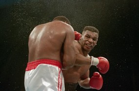 Φωτογραφία Mike Tyson Delivers KO Punch To Larry Holmes, Bettmann