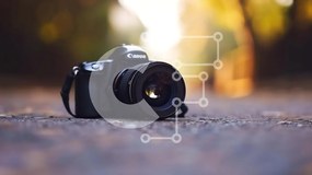 Intra Συλλεκτικό Ξύλινο Παζλ Plywood  4mm - Μαύρη κάμερα Canon μπροστά από δέντρα Σε Ξύλινο Κουτί - Διαστάσεις: 10x10 cm – 25 κομμάτια