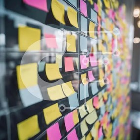 Intra Συλλεκτικό Ξύλινο Παζλ Plywood  4mm - Πολύχρωμος τοίχος Post-It με καρέκλες Σε Ξύλινο Κουτί - Διαστάσεις Puzzle: 10x10 cm – 25 κομμάτια