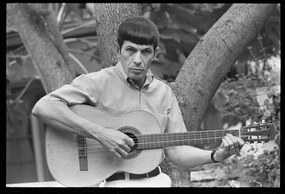 Φωτογραφία Leonard Nimoy plays guitar, 1966, Suero, Orlando