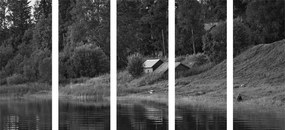 Εικόνα 5 μερών παραμυθένιων σπιτιών δίπλα στο ποτάμι σε ασπρόμαυρο