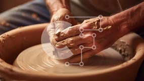 Intra Συλλεκτικό Ξύλινο Παζλ Plywood 4mm - Χέρια που σχηματίζουν πηλό σε ρόδα κεραμικής Σε Ξύλινο Κουτί - Διαστάσεις Puzzle: 10x10 cm – 25 κομμάτια