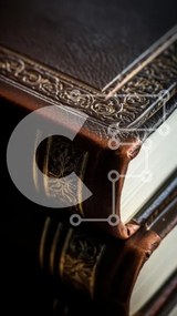 Intra Συλλεκτικό Ξύλινο Παζλ Plywood  4mm - Κοντινό πλάνο ενός κομψού δερμάτινου βιβλίου Σε Ξύλινο Κουτί - Διαστάσεις: 10x10 cm – 25 κομμάτια