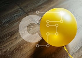 Intra Συλλεκτικό Ξύλινο Παζλ Plywood  4mm - Κίτρινο μπαλόνι σε ξύλινο πάτωμα με πορτοκαλί κορδόνι Σε Ξύλινο Κουτί - Διαστάσεις: 10x10 cm – 25 κομμάτια