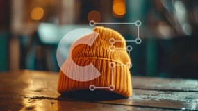 Intra Συλλεκτικό Ξύλινο Παζλ Plywood 4mm - Κίτρινο πλεκτό Beanie σε παλιό ξύλινο τραπέζι Σε Ξύλινο Κουτί - Διαστάσεις Puzzle: 10x10 cm – 25 κομμάτια