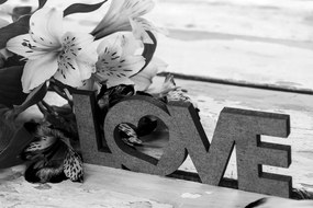 Εικόνα με ξύλινη επιγραφή Love σε ασπρόμαυρο