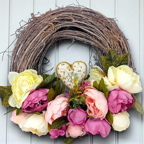 Στεφάνι ξύλινο με υφασμάτινες παιώνιες & τουλίπες!