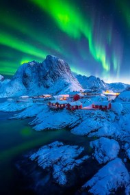 Φωτογραφία Northern lights with Festhelltinden peak and, Copyright by Boonchet Ch.