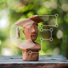 Intra Συλλεκτικό Ξύλινο Παζλ Plywood  4mm - Πήλινο ειδώλιο αποφοίτησης σε ξύλινο τραπέζι Σε Ξύλινο Κουτί - Διαστάσεις Puzzle: 10x10 cm – 25 κομμάτια