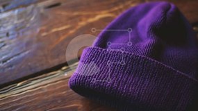 Intra Συλλεκτικό Ξύλινο Παζλ Plywood  4mm - Μωβ καπέλο Beanie σε ξύλινη επιφάνεια Σε Ξύλινο Κουτί - Διαστάσεις: 10x10 cm – 25 κομμάτια
