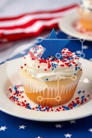 Intra Συλλεκτικό Ξύλινο Παζλ Plywood  4mm - Cupcakes 4ης Ιουλίου με θέμα την αμερικανική σημαία Σε Ξύλινο Κουτί - Διαστάσεις: 10x10 cm – 25 κομμάτια