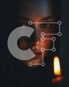 Intra Συλλεκτικό Ξύλινο Παζλ Plywood  4mm - Νεαρή γυναίκα με κλειστά μάτια που κρατά το κερί Σε Ξύλινο Κουτί - Διαστάσεις Puzzle: 10x10 cm – 25 κομμάτια