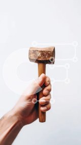 Intra Συλλεκτικό Ξύλινο Παζλ Plywood  4mm - Κοντινή εικόνα ενός σφυριού με ξύλινη λαβή σε εστίαση Σε Ξύλινο Κουτί - Διαστάσεις: 10x10 cm – 25 κομμάτια