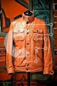 Intra Συλλεκτικό Ξύλινο Παζλ Plywood 4mm - Μοντέρνο πορτοκαλί δερμάτινο μπουφάν για άνδρες Σε Ξύλινο Κουτί - Διαστάσεις Puzzle: 10x10 cm – 25 κομμάτια