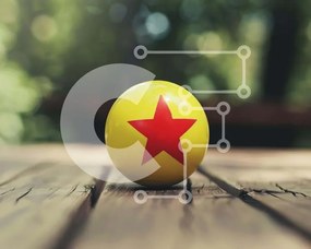 Intra Συλλεκτικό Ξύλινο Παζλ Plywood 4mm - Κίτρινη μπάλα με κόκκινο αστέρι σε ξύλινο τραπέζι Σε Ξύλινο Κουτί - Διαστάσεις Puzzle: 10x10 cm – 25 κομμάτια