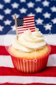 Intra Συλλεκτικό Ξύλινο Παζλ Plywood  4mm - Cupcake με αμερικανική σημαία Σε Ξύλινο Κουτί - Διαστάσεις: 10x10 cm – 25 κομμάτια