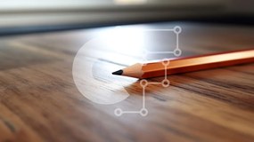 Intra Συλλεκτικό Ξύλινο Παζλ Plywood  4mm - Πορτοκαλί μολύβι σε ξύλινο τραπέζι Σε Ξύλινο Κουτί - Διαστάσεις: 10x10 cm – 25 κομμάτια