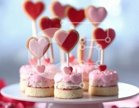 Intra Συλλεκτικό Ξύλινο Παζλ Plywood  4mm - Μπισκότα και cupcakes σε σχήμα καρδιάς σε ένα άσπρο πιάτο Σε Ξύλινο Κουτί - Διαστάσεις: 10x10 cm – 25 κομμάτια