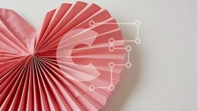 Intra Συλλεκτικό Ξύλινο Παζλ Plywood  4mm - Ροζ χαρτί Origami σε σχήμα καρδιάς σε τοίχο Σε Ξύλινο Κουτί - Διαστάσεις Puzzle: 10x10 cm – 25 κομμάτια