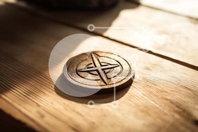Intra Συλλεκτικό Ξύλινο Παζλ Plywood  4mm - Χαραγμένο σύμβολο πυξίδας Ξύλινο νόμισμα στο τραπέζι Σε Ξύλινο Κουτί - Διαστάσεις: 10x10 cm – 25 κομμάτια