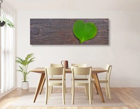 Φύλλο εικόνας σε σχήμα καρδιάς σε ξύλινο φόντο
