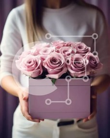 Intra Συλλεκτικό Ξύλινο Παζλ Plywood 4mm - Γυναίκα που κρατά ένα κουτί με ροζ τριαντάφυλλα Σε Ξύλινο Κουτί - Διαστάσεις Puzzle: 10x10 cm – 25 κομμάτια