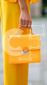 Intra Συλλεκτικό Ξύλινο Παζλ Plywood 4mm - Γυναικείο χέρι που κρατά την κίτρινη τσάντα Σε Ξύλινο Κουτί - Διαστάσεις Puzzle: 10x10 cm – 25 κομμάτια